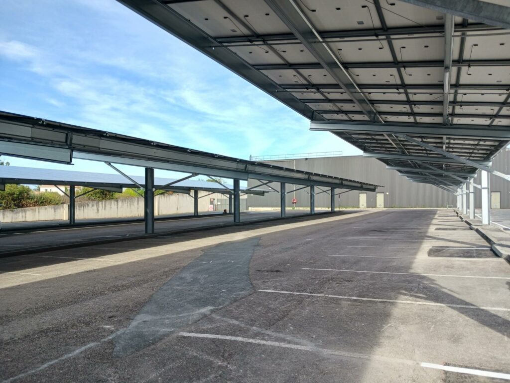 Ombrières de parking Leclerc Albi réalisé par SOL'R